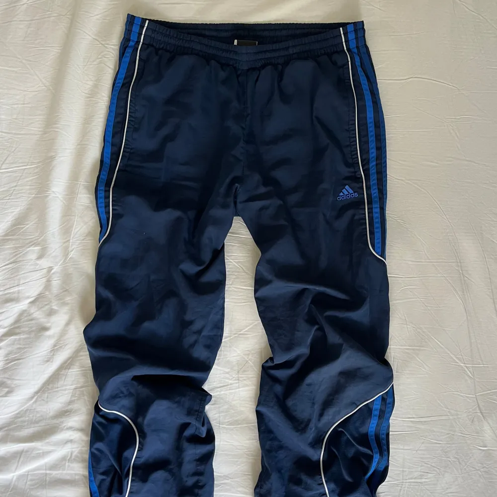 Mörkblåa adidas trackpants, fickor finns, perfekta till att dansa i och har resårband så kan sitta både low waist men även högre ifall man vill. De är stretchiga vid midjan så kan skjusteras i storlek. . Jeans & Byxor.