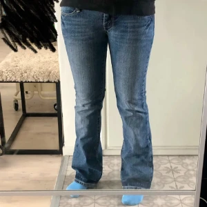 Low waisted bootcut jeans  - Säljer dessa fina low waist bootcut jeans, från vi amos. Köpta här på plick men säljer då de inte passa mig 💕💕