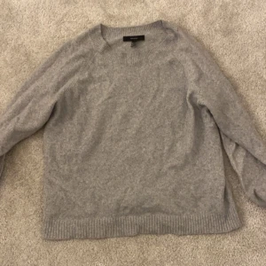 grå tröja - säljer min jättesköna tröja ifrån vero moda! den är jättefin och jätteskön❤️