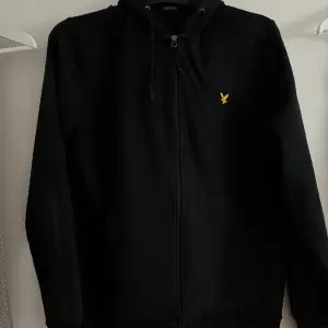 Ziphoodie från Lyle&Scott, väldigt fint skick då den är sparsamt använd😇 Osäker på storlek men skulle säga M/L i herrstorlek!