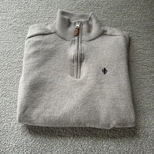 Morris half zip - En riktig snygg Morris half zip i mycket bra skick. Den var storlek S men krympte i tvätten så nu passar den ungefär 160 cm. Hör av er vid frågor och funderingar.