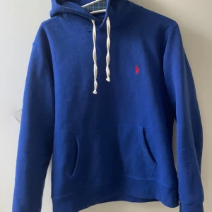Ralph Lauren Hoddie  - Tjena säljer denna Ralp Lauren hoodie skicket är 9/10 och det är storlek M men passar även S. Finns QR Kod som tar dig till Ralph Laurens hemsida. Hör av er vid funderingar 🙌