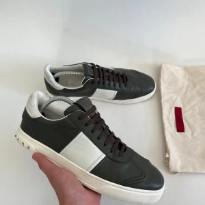 Valentino Flycrew - Hej, Säljer nu mina super snygga och eftertraktade Valentino flycrew skor. Skorna är i mycket fint skick 9.5/10(nästan helt nya).Köpta för runt 7500kr jag säljer dem för 3999kr. Pris går att diskutera! Dustbag följer med. Bara att skriva vid frågor😁🤝🏻