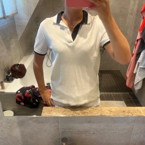 Supernajs tröja från Massimo dutti - Så najs tröja från Massimo dutti med mörkblå detaljer! Kan alltid diskutera pris!🤗💕