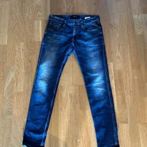 Replay jeans  - Hej, säljer mina snygga replay jeans då dom har slutat passa mig, dom är ny skick och är använda få tal gånger storlek 32 34 Priset är inte hugget i sten  Skriv vid alla funderingar‼️