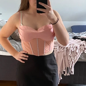Rosa top - Festlig top som inte kommer till användning. Endast använd en gång, i utmärkt skick!!