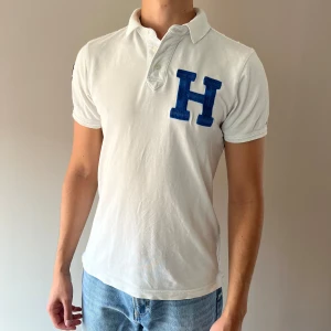 Vit piké från Tommy Hilfiger - En vit piké från Tommy Hilfiger. Använd men i fint skick. 