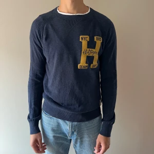 Tommy Hilfiger tröja - En mörkblå tröja från Tommy Hilfiger i fint skick. 