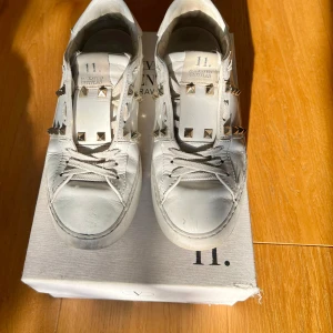 Valentino Garavani Rockstud - Välanvända men fortfarande snygga. Hoppas att någon annan får  användning av skorna nu 😊