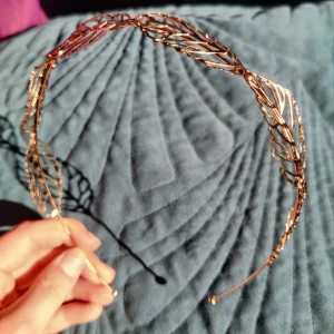 Guld diadem - Säljer detta super vackra diademet då guld inte är min grej! 💕 Om fler bilder önskas är det bara att fråga, och pris är självklart diskuterbart! 💋