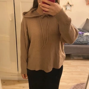 Stickad tröja  - En beige/brun tröja, suuperskön men använder inte längre. 