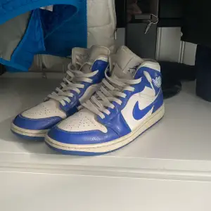 Ett par Jordan 1 Mid Kentucky Blue Stl 44 Minimalt creasade men mest hälen som slitits men fortfarande mycket liv kvar i dem,  säljes nytvättade. Skulle du beställa nya varierar det från 1800-2500kr