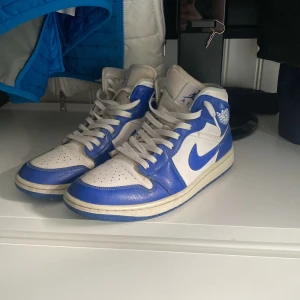 Jordan 1 - Ett par Jordan 1 Mid Kentucky Blue Stl 44 Minimalt creasade men mest hälen som slitits men fortfarande mycket liv kvar i dem,  säljes nytvättade. Skulle du beställa nya varierar det från 1800-2500kr