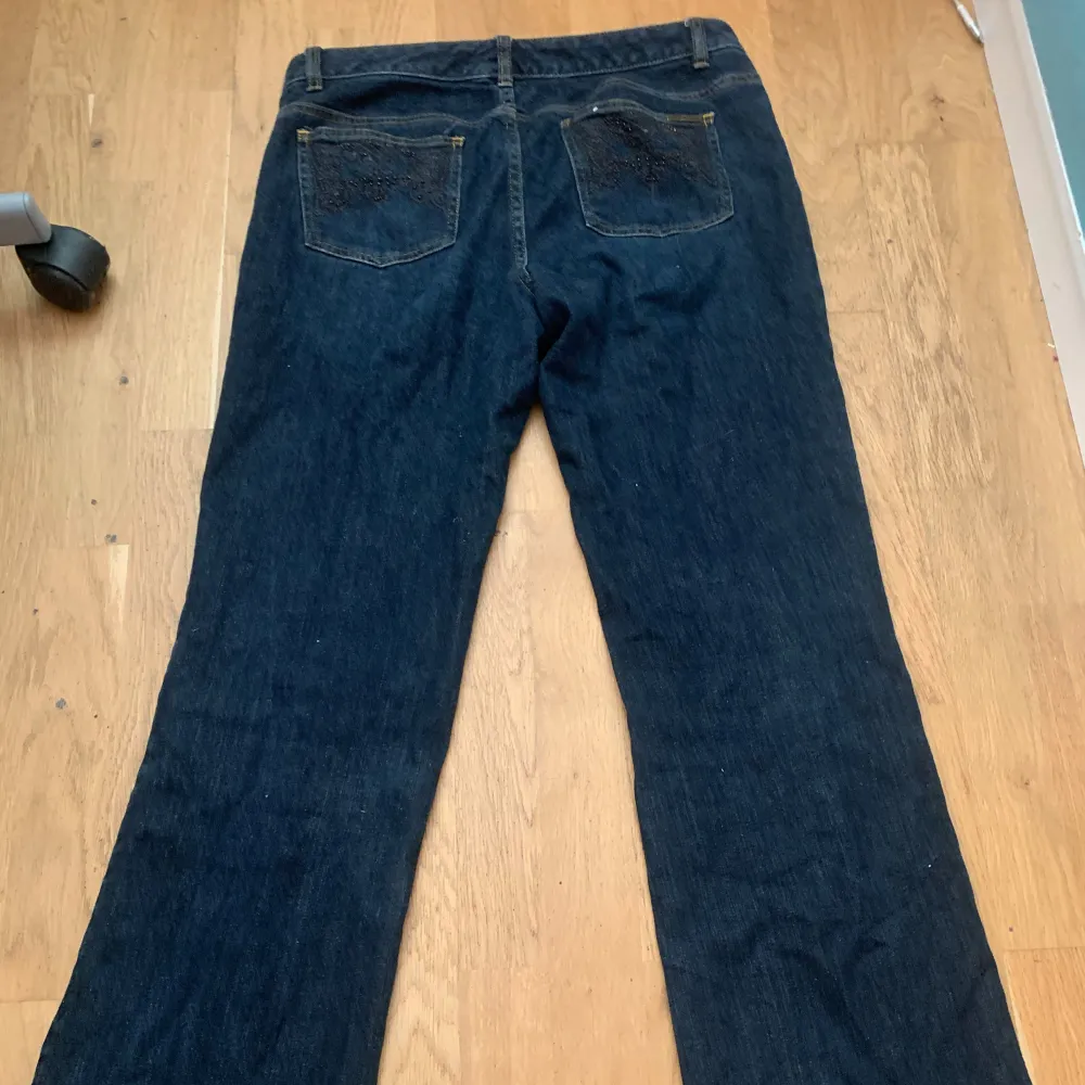 Vintage Michael Kors kvinno jeans med brunt mönster runt fickorna , bra skick, inga fläckar inga hål, bra material , säljer för att dom är för stora för mig och jag behöver ha råd med nya gör vintern ❤️. Jeans & Byxor.