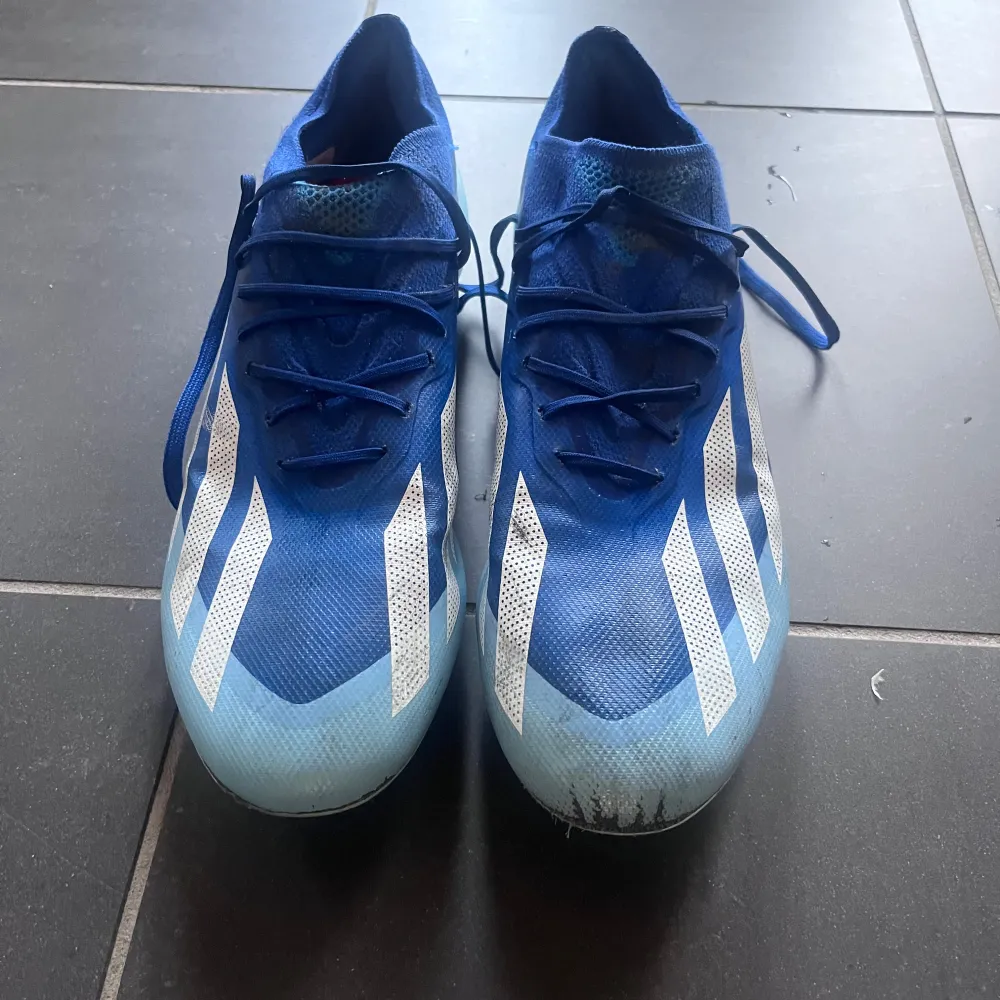 Adidas X crazyfast till salu! Nypris runt 3000, säljer för 1499! Skick 8/10 bara lite smutsiga, storlek 44,2/3 . Kartong ingår och har även digitalt kvitto!  Hör av er vid funderingar.. Skor.