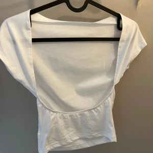 Vit tröja - Öppen i ryggen super fin