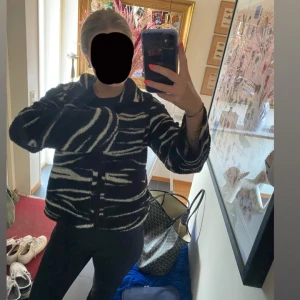 Zebra Jacka - Säljer denna Coola zebra jacka då den inge kommit till användning💖💞🦓