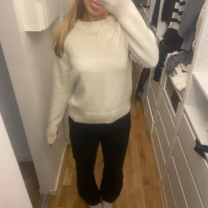 Vit tröja  - Vit stickad tröja. 