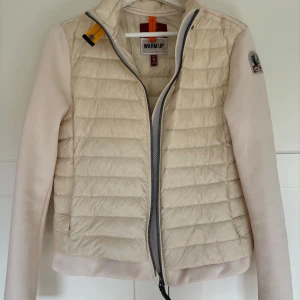 Parajumpers cardigan  - Super snygg och skön Parajumpers cardigan💞  Nyligen inköpt så nästintill oanvänd Säljer pga att den inte kommer till användning  Köpt på jhonells för 4500kr Kan gå ner i pris vid smidig affär💞