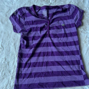 Lacoste tröja  - Tröja från Lacoste  Vet inte stl men sitter som s/m 