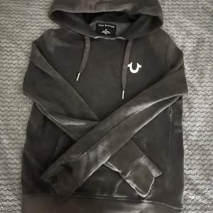 Tjenare! Säljer min feta true religion Hoodie i storlek: S, på grund av att den inte passade. Skick 10/10 då den bara har använts en gång . säljer den för 450kr ny pris 2000kr. Skriv gärna för minsta intresse!