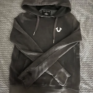 True religion Hoodie  - Tjenare! Säljer min feta true religion Hoodie i storlek: S, på grund av att den inte passade. Skick 10/10 då den bara har använts en gång . säljer den för 450kr ny pris 2000kr. Skriv gärna för minsta intresse!