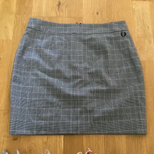 Amy Winehouse och fred Perry kjol - Kjol från fred perrys amy Winehouse collection. Köpte dyrt på en märkes second och älskar. Dock behöver jag pengarna och dom säljs för ca 1200 på eBay och går upp i värde.