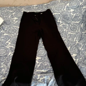 Kostym byxor  - Materialet är skönt och skicket är bra.