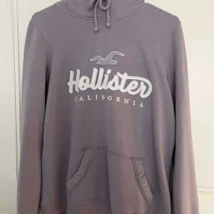 Hollister hoodie - Jättefin lila hoodie från Hollister, strl s men mer lik en xs💗