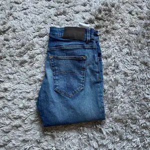 Feta tiger jeans i slim fit. Ska vara storlek 32/34 men de sitter mer som W28/29 och L29/30. Hör av er vid frågor!