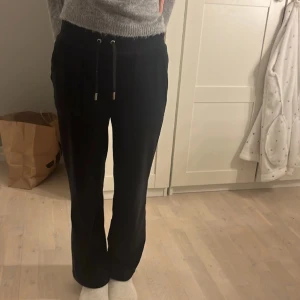 Svarta juicy couture  - Jag säljer ett par svarta juicy couture byxor i storlek XS Byxorna är avklippta och uppsydda till 65 cm långa frön skrev till benslut. Dom är lite korta på mig som är 157 cm lång.💞annars jätte fina. Skriv om ni har frågor!💞