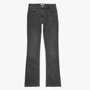 Mörkgråa bootcut Wrangler jeans - Säljer dessa fina mörkgråa Wrangler bootcut jeans, sparsamt använda, bra skick. De är hyfsat lågmidjade, köpta för 949kr. Skriv för fler bilder💗