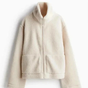 Teddy jacka hm - Säljer denna Teddy jacka från hm i storlek M, skriv för egna bilder🤍 svarar så fort jag kan!