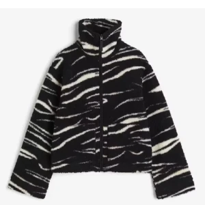 Teddy jacka - Bra skick, säljs ej längre Det är en M men är ganska liten i storlek så passar S