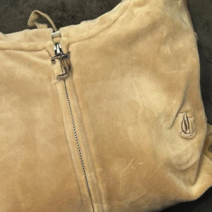 Juicy couture  - Juicy couture överdel. Använd få tal gången, är i bra skick, säljer då jag ej använder den. 