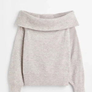 Stickad off shoulder tröja - Säljer min slutsålda stickade off shoulder tröja frpn H&M
