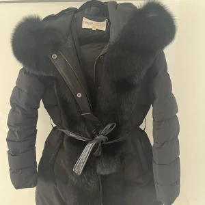 Vinterjacka päls femenina of Sweden - Jacka med äkta päls från Femenina of Sweden med en väldigt fin passform. Förra vintern fastnade pälsen på ena sidan vilket gjorde att knappbanden gick av, dock går det att fixa relativt enkelt och jackan är i väldigt bra skick i övrigt! Nypris:4400kr