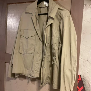 Jacka - Jacka från H&M, använd men i bra skick bortsett från några mindre fläckar. I storlek M men passar S/XS också för lite oversize passform, möjligtvis L också?