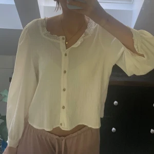 Jättegullig vit blus  - Säljer min jättesöta vita blus då den inte kommer till användning 💓 storlek m men passar s också. Köptes utomlands så vet inte vilket märke💓