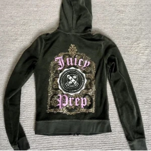 Vintage juicy jacka - Säljer min sjukt snygga vintage juicy jacka i storlek S💞 säljer då den inte kommer till användning!! Skriv till mig innan du trycker på köp nu!!!💕 Skriv om ni har några frågor💞