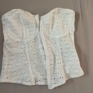 Vit korsett topp - Vit korsett topp som är super söt! Storlek s