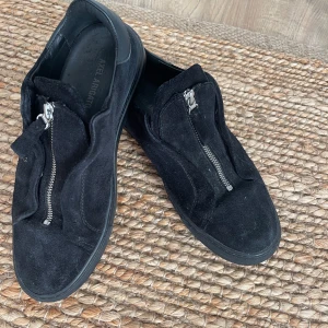 Axel Arigato 42 strl - Säljer mina Axel Arigato pågrund av att dem inte passar mig, storleken på skorna är 42, har använt de ett par gånger