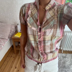 Söt rutig blus - Supergullig rutig blus med puffärm och lite volanger!💕 Pris kan diskuteras!🤗🤗