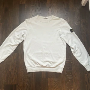 Stone Island tröja - Ljusblå stone island crewneck. Knappt använd och i mycket gott skick. 
