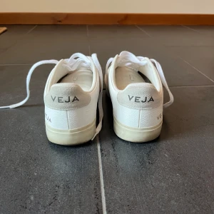 Veja sneakers  - Säljer veja sneakers, storlek 42, knappt använd och är i bra skick.