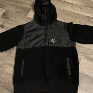 Säljer nu denna Calvin Klein hoodie/jacka pågrund av att jag inte använder den längre, skicket är 9/10 och storleken är 170