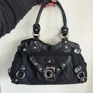 Väska - En så himla snygg väska i bra skick! Köpt för 600kr men säljer lite billigare!