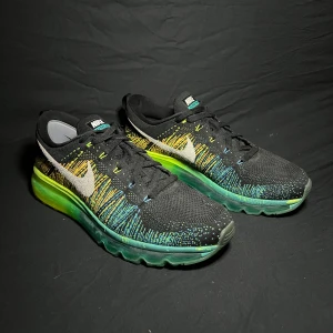 Nike Flyknit med grön sula - Säljer ett par Nike Flyknit sneakers i svart. Skorna har en stickad ovandel. De har snörning för en bra passform och är i bra skick.                             Size 10 US/EU 44 Nike Flyknit Max ’620469-001’ Pruta går bra