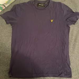 En mörkblå lyle scott t-shirt i bra skick. Storlek S