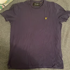 Mörkblå t-shirt från Lyle & Scott - En mörkblå lyle scott t-shirt i bra skick. Storlek S